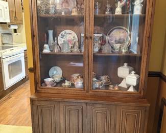 Broyhill Premier Sculptra China Cabinet Hutch (1960's)