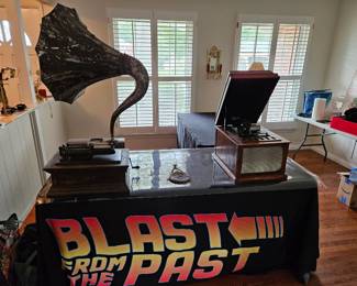 Edison Idelia phonograph with No.11 cygnet