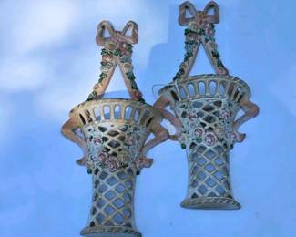 005 vintagecastironwallhangingbasketpl