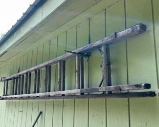 547 vintagewoodenextensionladder