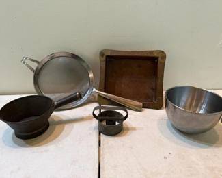 282 vintage5piecekitchenwarecollection
