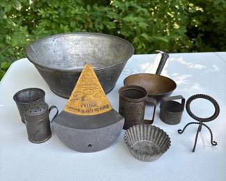 479 vintagetinninepiecekitchenwarelot