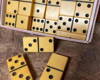 187 28vintagebakelitedominoes