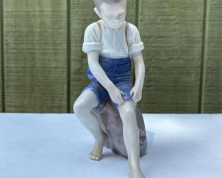 072 binggrndahlboysittingonarockporc