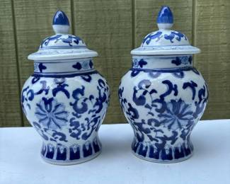 009 pairofblueandwhitechineseceramicg