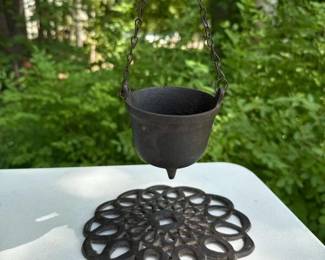 457 smallcastironhangingcauldronwithch