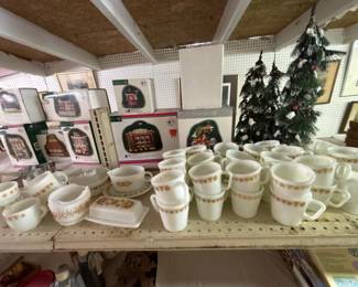 526 vintagepyrexbutterflygoldmilkglass