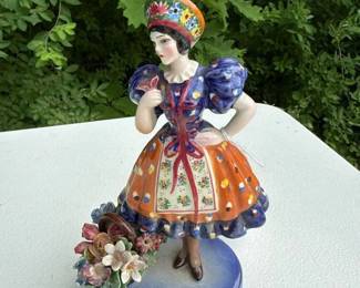 423 painteditalianpotteryfigurinewomanw