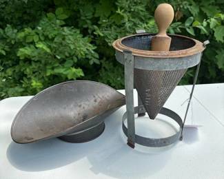 435 vintagemetalconicalsievesetwithsta