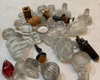 299 assortedvintageglassbottlestoppers