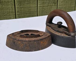 352 antiqueacwilliamscosize2sadiron