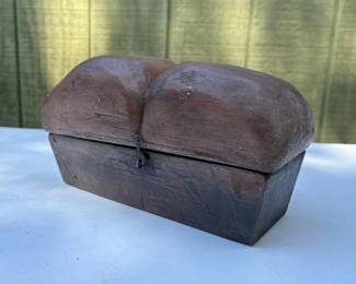 066 vintagewoodenbreadshapedtrinketbox