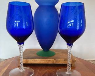 2 Cobalt Blue Etched Wine Glasses w Clear Braided Twist Stem and BlueGreen Frosted Vase