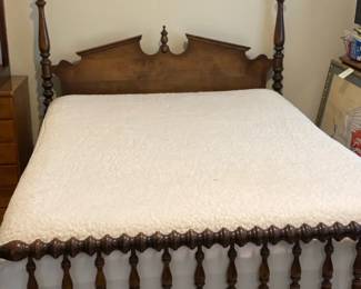 Ethan Allen Full Size Classic Manor Pediment Bed