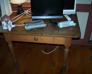 PRIMITIVE ONE-DRAWER TABLE & VISIOS