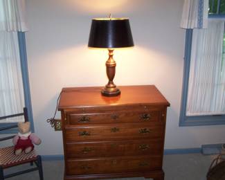 HENKEL-HARRIS CHERRY BACHELOR'S CHEST & LAMP