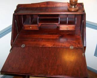 INTERIOR OF THE WRTING DESK