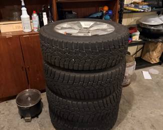 Set of tires on alloy wheels