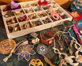 Vintage costume jewelry brooches and earrings lot