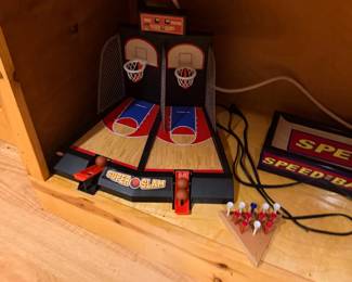 Tabletop basketball shootout arcade game