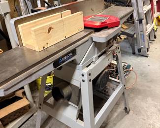 Delta benchtop jointer on stand