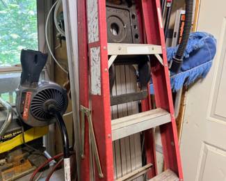 Fiberglass step ladder, 6 foot