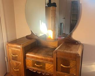 1930s Art Deco Waterfall Vanity in a beautiful condition.