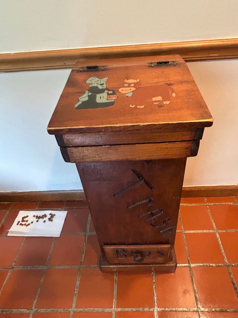 Vintage Wooden Trash Can with Farm Animal Design - This charming vintage wooden trash can features playful farm animal illustrations on the lid. It's a unique piece that adds character to any room.