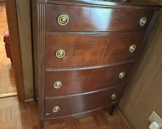 Vintage Wooden Chest of Drawers - A charming vintage wooden chest of drawers featuring four curved drawers and brass handles. Ideal for adding character to any room.