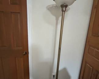 Vintage Floor Lamp with Glass Shade - A stylish vintage floor lamp featuring a decorative glass shade and a metal base. Perfect for adding a touch of elegance to any room.