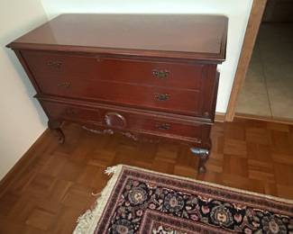 Vintage Wooden Chest of Drawers - Elegant vintage chest of drawers with three spacious drawers and ornate detailing. Perfect for adding classic charm to any room.
