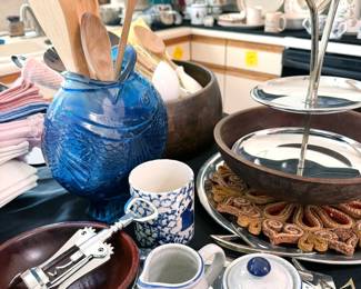 Assorted kitchen items