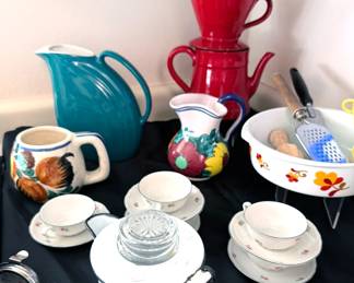 Assorted kitchen items