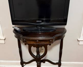 Samsung TV on Demi lune table