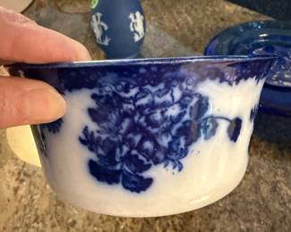 Flow blue pot