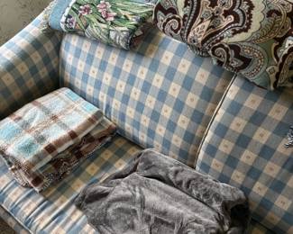 sofa/blankets