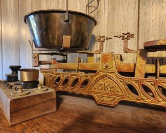 Antique Cast Iron Balance Scale w/5kg capacity. Very good!