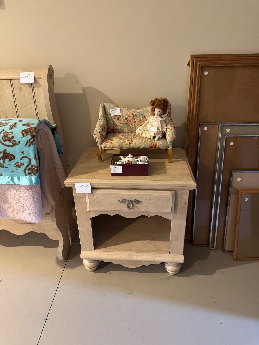 Quality Twin bedroom set, bed frame, end table, long dresser. Pieces sold separately