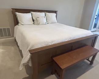 King size Amish-crafted bed • Wooden Bench
