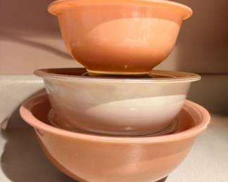 Pyrex nesting mixing bowls 