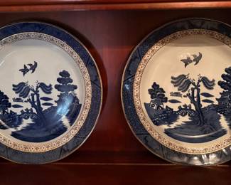 Royal Doulton Real Old Willow dinner plate features a blue and white Chinoiserie pattern highlighted by a delicate gold trim set of 22 pieces 