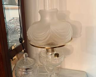 Aladdin Lincoln Drape oil lamp featuring a clear glass base and a frosted white glass shade