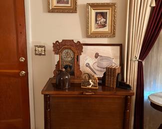 Late 1800's antique cherry sugar chest, likely from Tennessee or Kentucky, features a hinged lid, a divided interior, and turned legs