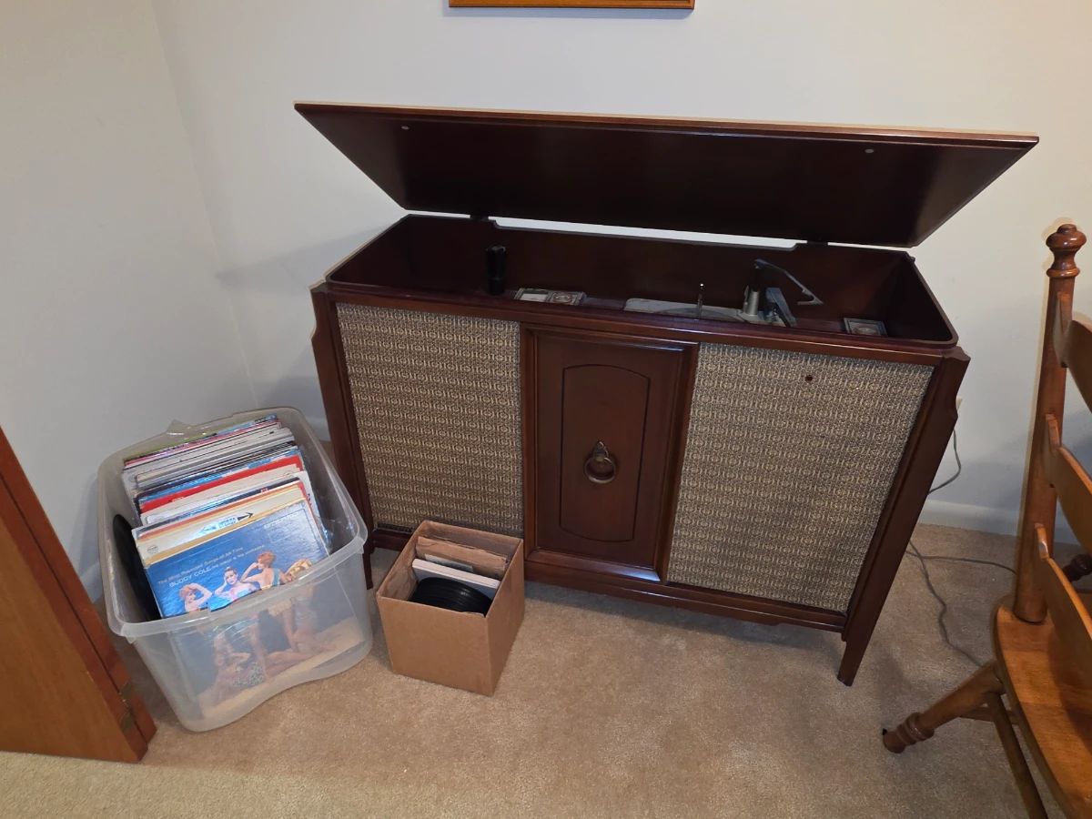 Console stereo (record player and radio)