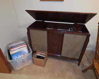 Console stereo (record player and radio)