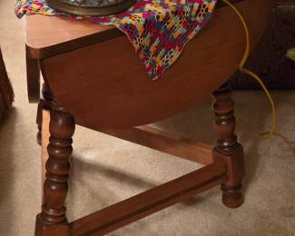 Drop leaf triangle side table