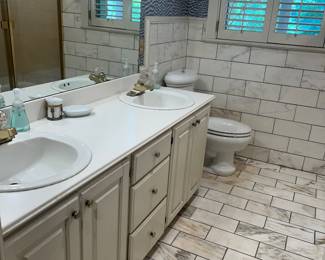Bathroom between Bedrooms 3 & 4