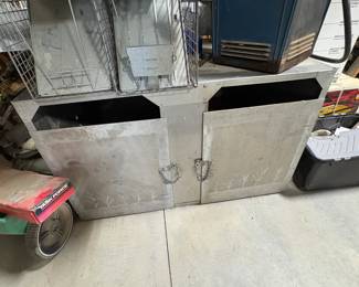 Steel truck dog box for a pair of hunting companions