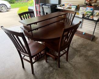 Dining room table with 4 chairs and 2 leaves
