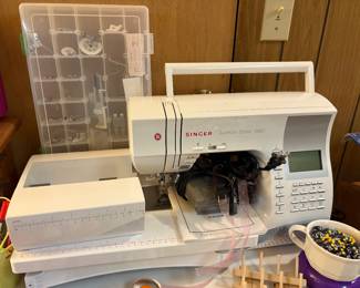 Singer, quantum stylist 9960 sewing machine with attachments